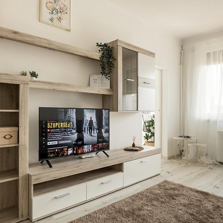 Malompark Apartman With Free Parking Debrecen Bagian luar foto